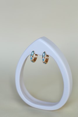 açık mavi ve beyaz mineli halka küpe