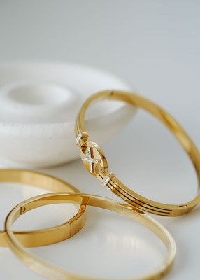 Çarpı Detaylı Taşlı Tasarım Çelik Kelepçe