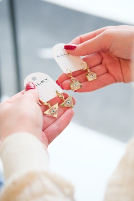 Taşlı Nazar Detaylı Dörtgen Sallantılı Gold Küpe