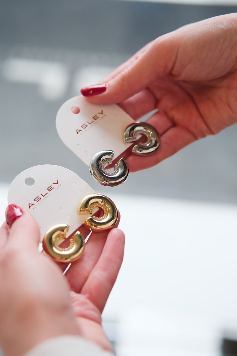 Ortası Taşlı C Tasarım Sabit Küpe