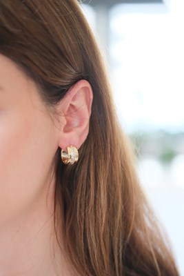 KARE TAŞ DETAYLI DOKULU GOLD HALKA KÜPE