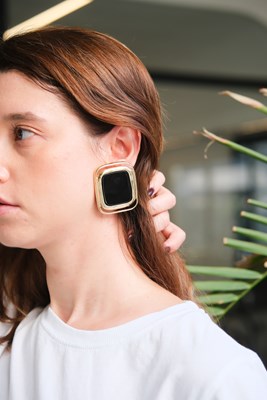 SİYAH RENKLİ BÜYÜK KARE KÜPE