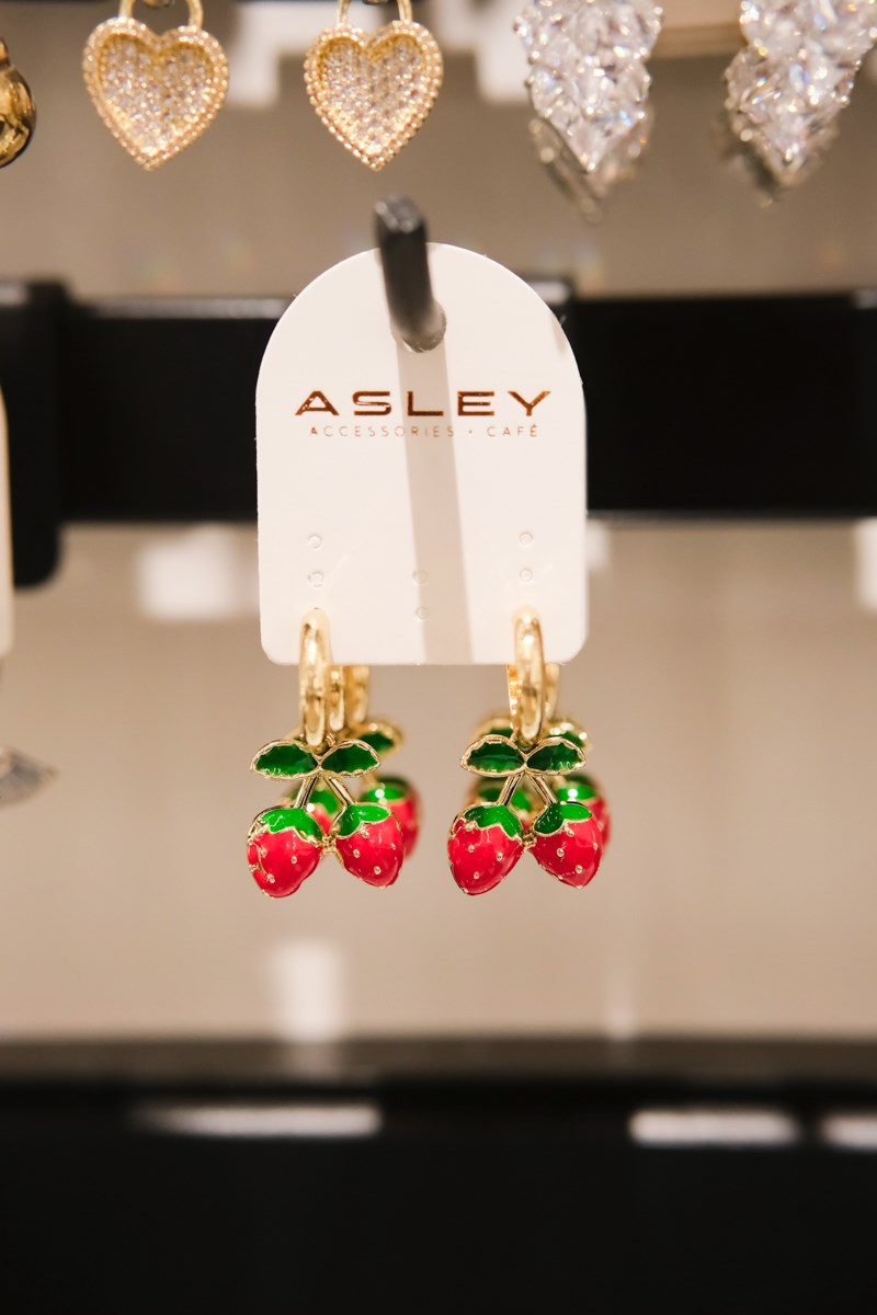 ÇİLEK SALLANTILI GOLD HALKA KÜPE