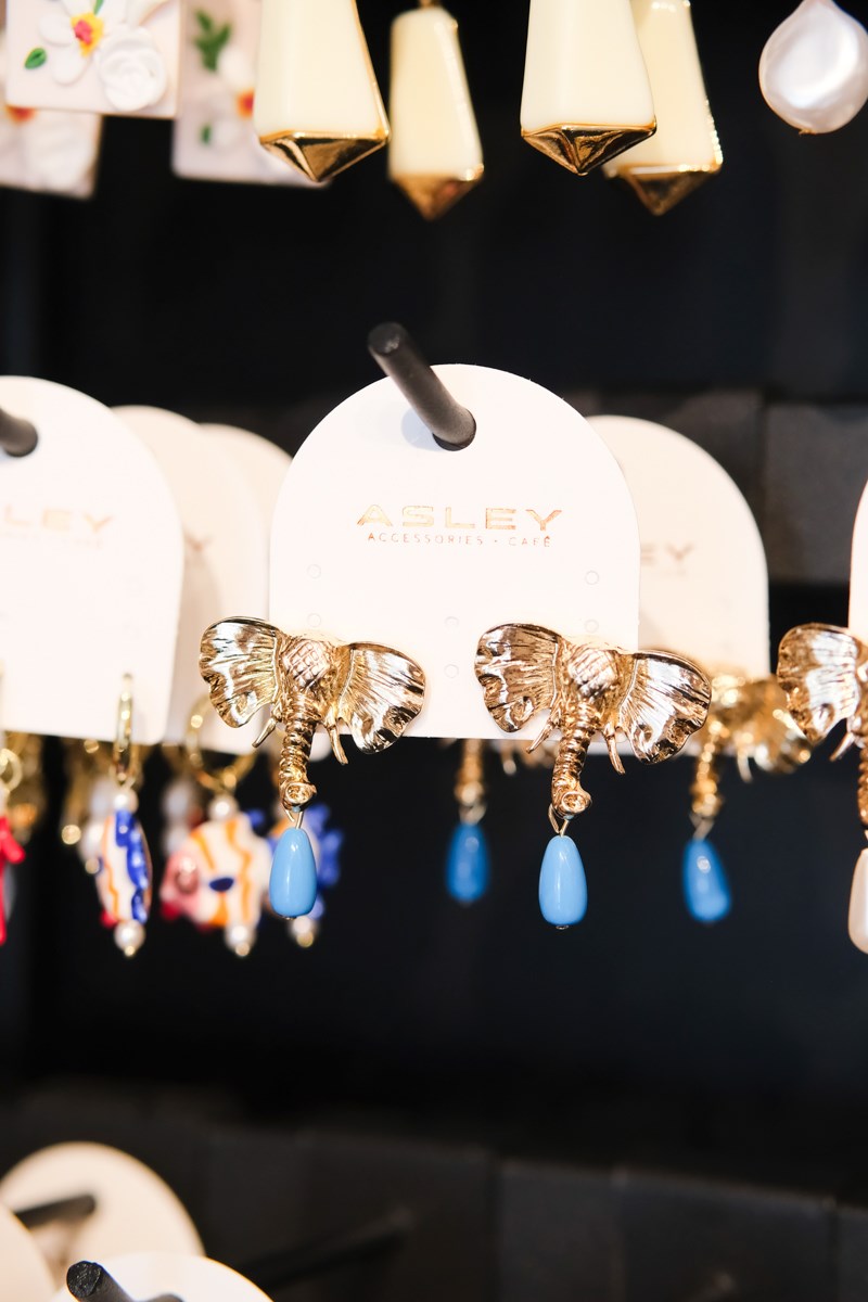 MAVİ BONCUKLU FİL TASARIM GOLD SABİT KÜPE