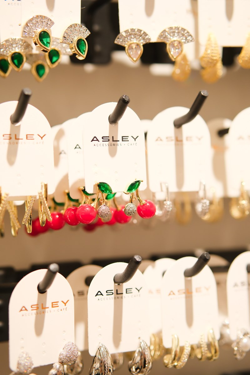 GÜMÜŞ TAŞ DETAYLI KİRAZ TASARIM GOLD KÜPE