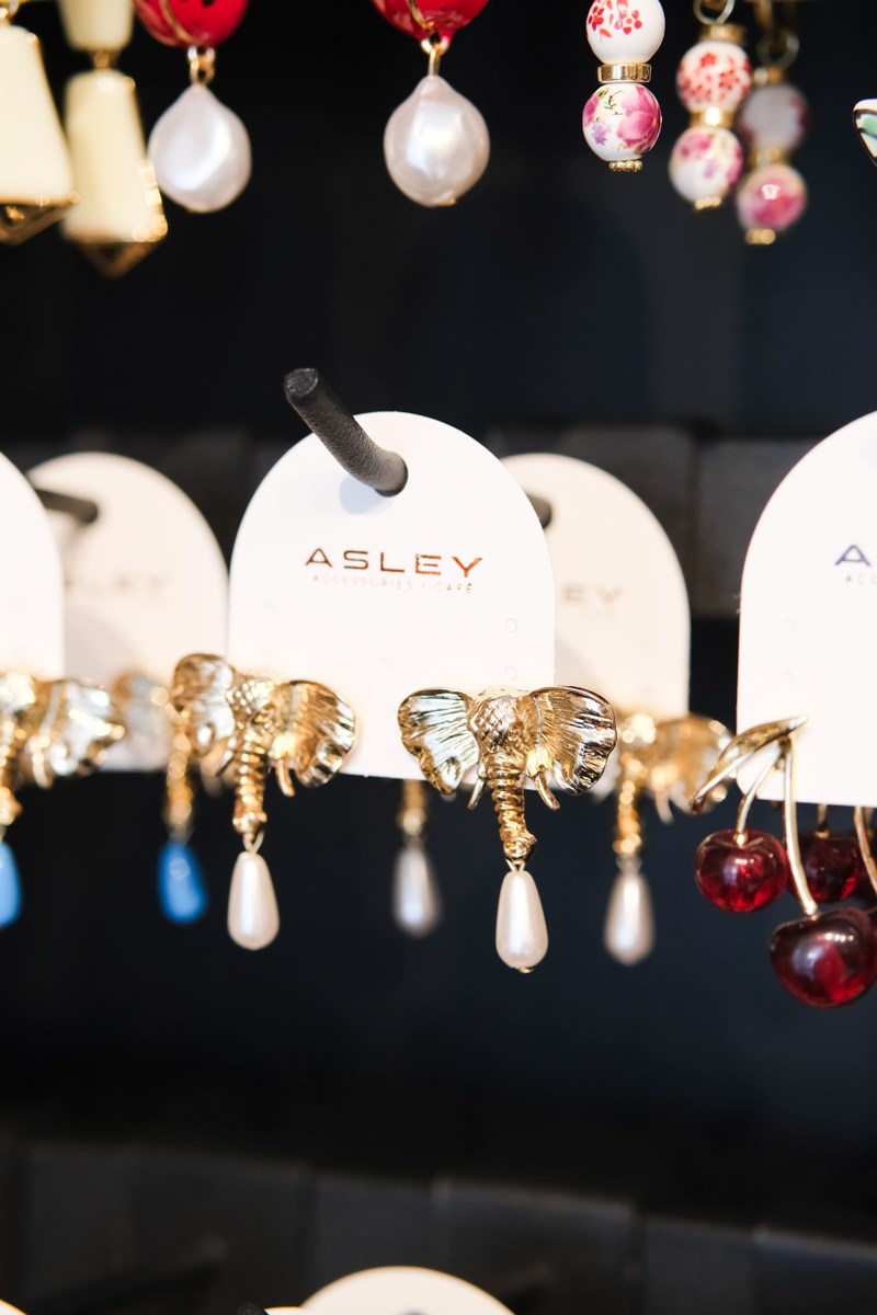 İNCİ DETAYLI FİL TASARIM GOLD SABİT KÜPE