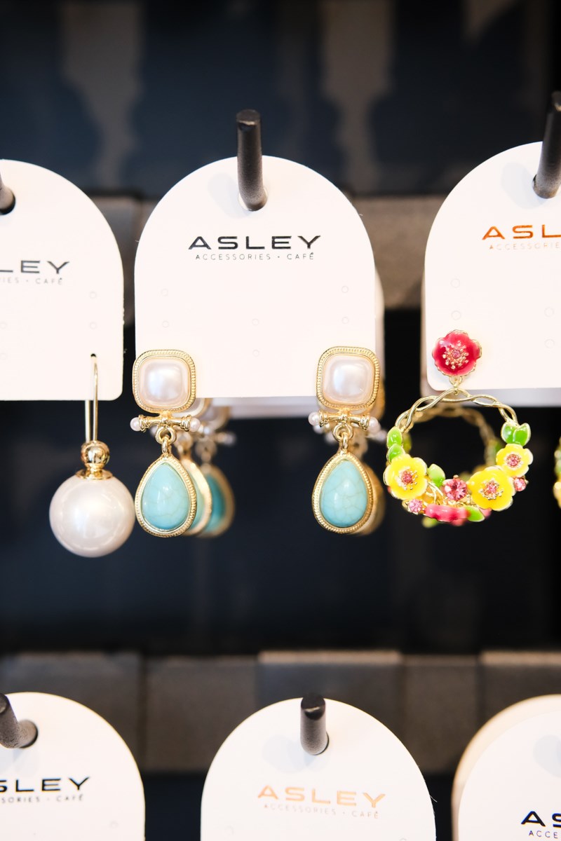 İNCİ VE TURKUAZ TAŞ DETAYLI TASARIM GOLD KÜPE