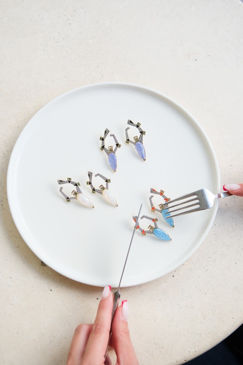 Sedefli Taş Detaylı Asimetrik Tasarım Gold Küpe