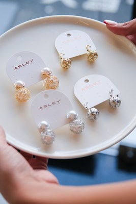 Etrafı Tel Sarılı İnci Tasarım Gold Küpe