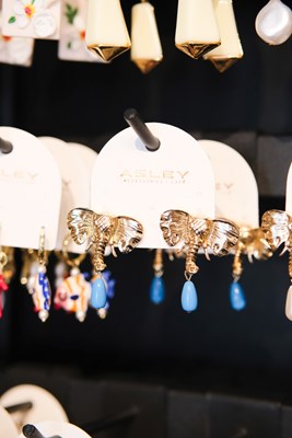 MAVİ BONCUKLU FİL TASARIM GOLD SABİT KÜPE