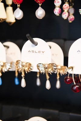 İNCİ DETAYLI FİL TASARIM GOLD SABİT KÜPE