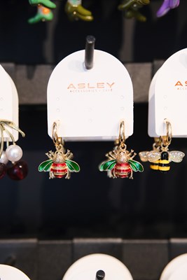 KIRMIZI MİNELİ ARI SALLANTILI GOLD KÜPE