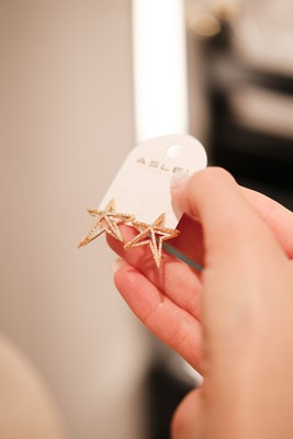 TAŞLI DENİZ YILDIZI TASARIM SABİT GOLD KÜPE