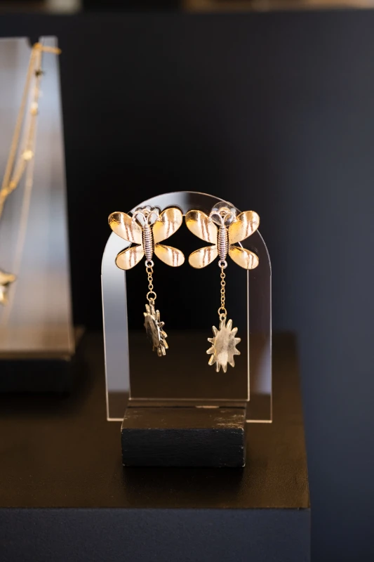 Metal Arı Ve Kelebek Tasarım Gold Küpe