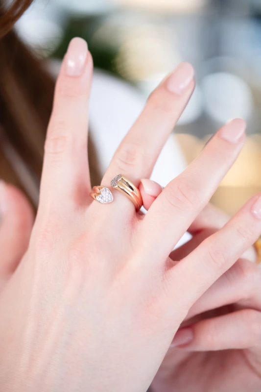 Gümüş Taşlı Kalp Tasarım Gold Yüzük