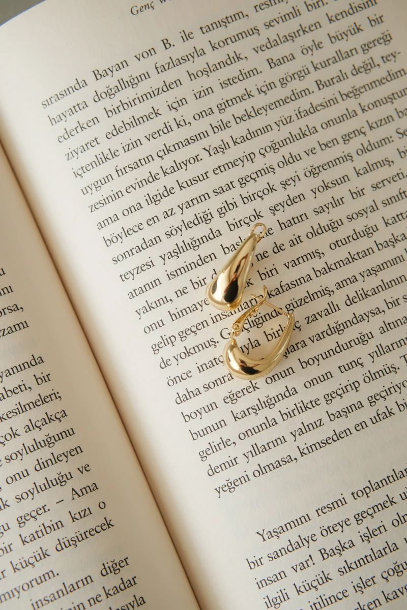 Bombeli Minimal Damla Tasarım Halka Küpe