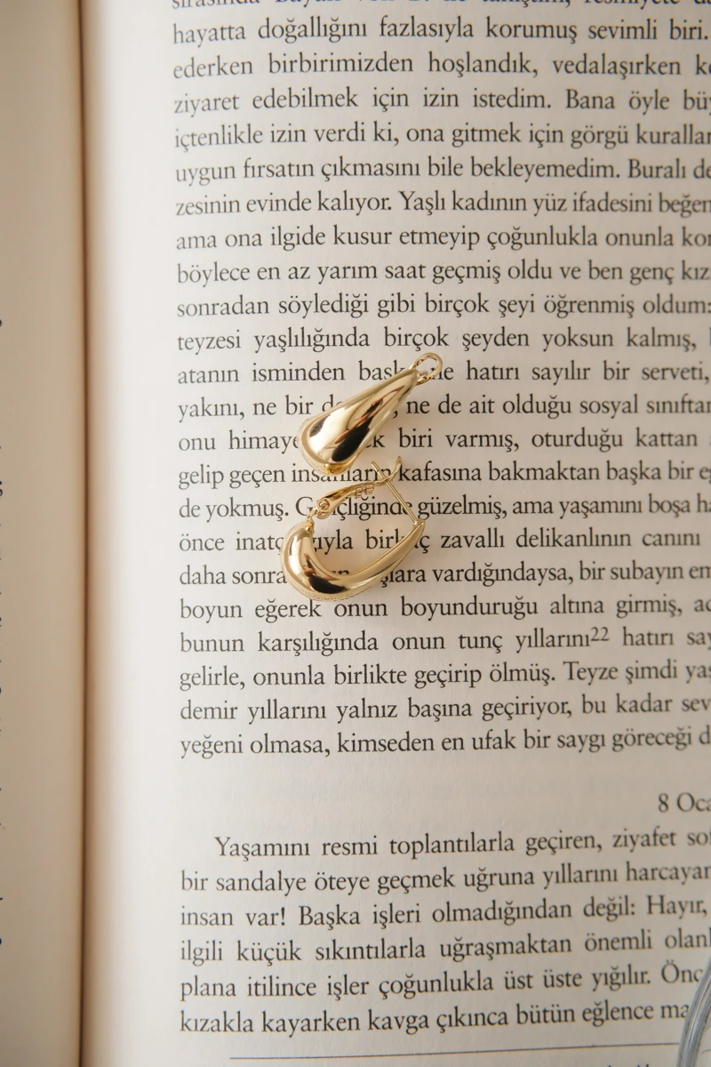 Bombeli Minimal Damla Tasarım Halka Küpe