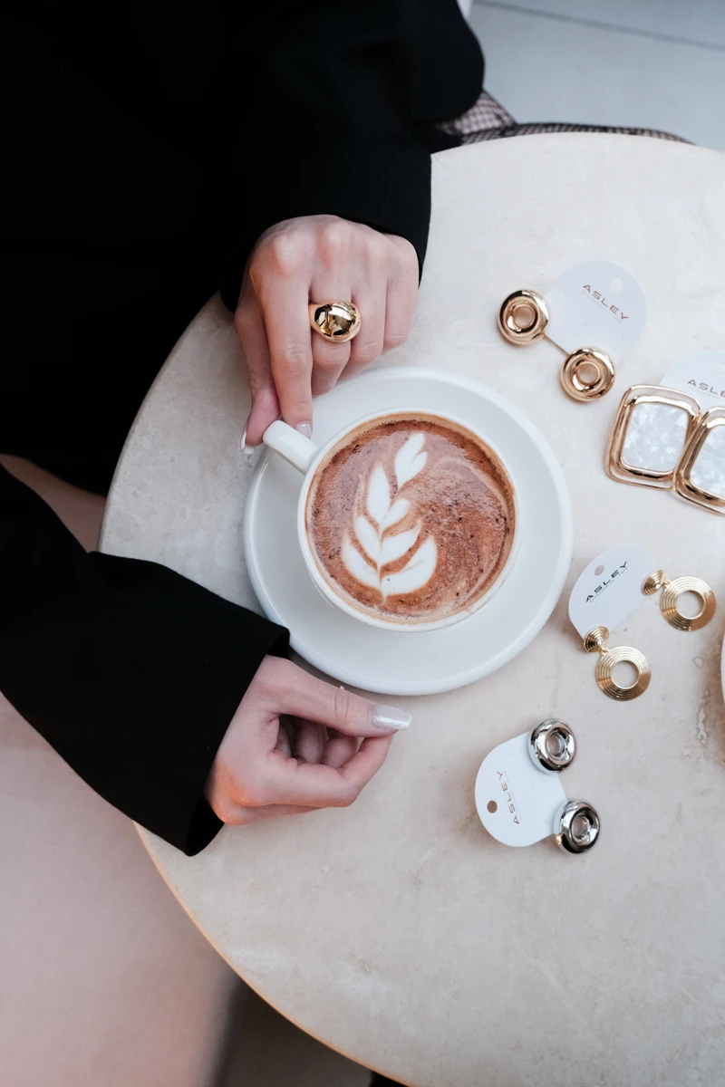 Çizgi Detaylı İkili Halkalı Sallantılı Küpe