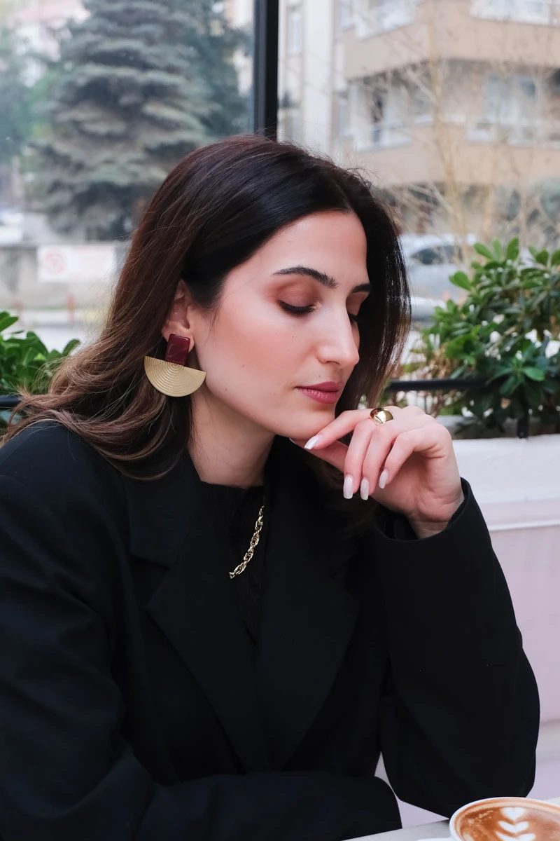 Doğal Taş Detaylı Metal Yelpaze Tasarım Küpe