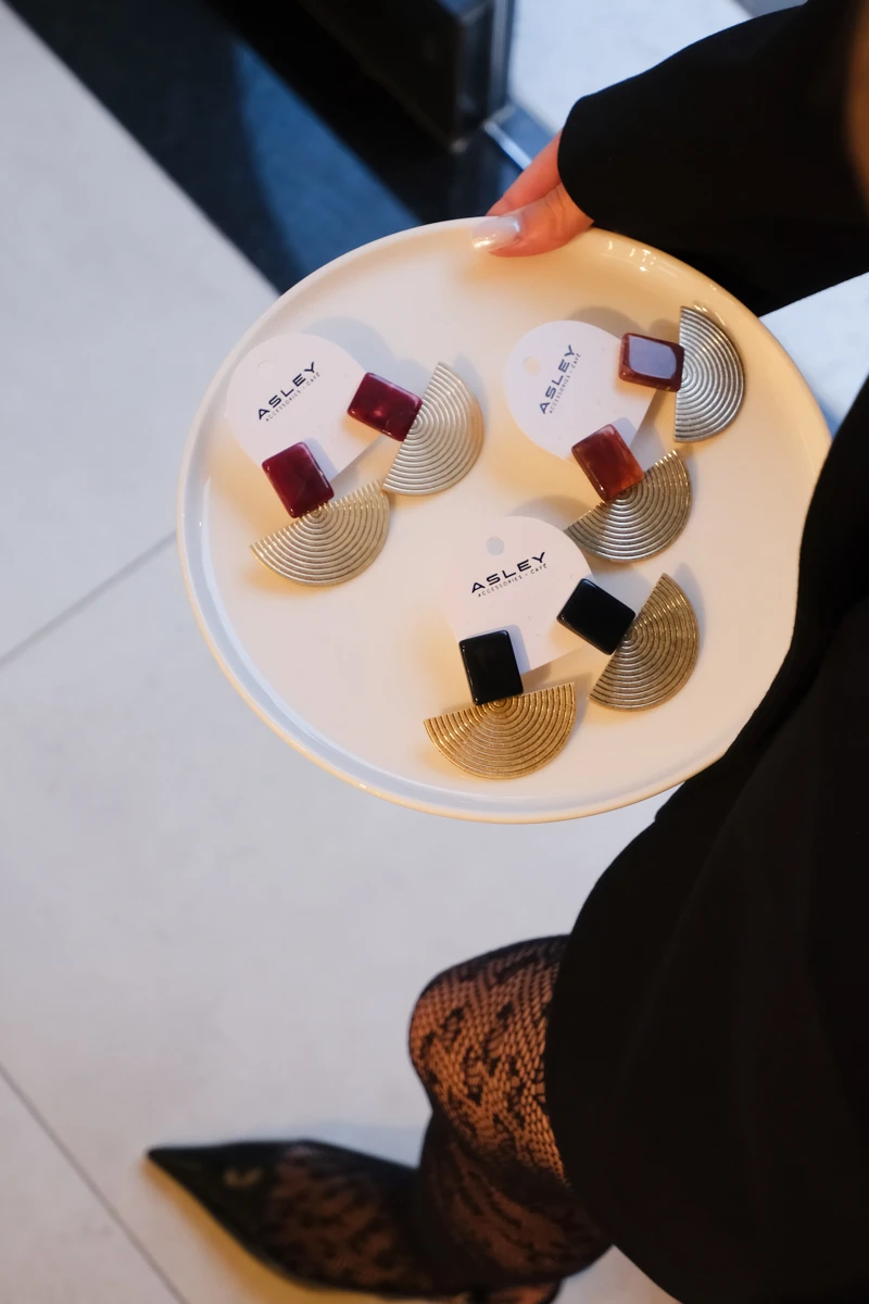 Doğal Taş Detaylı Metal Yelpaze Tasarım Küpe