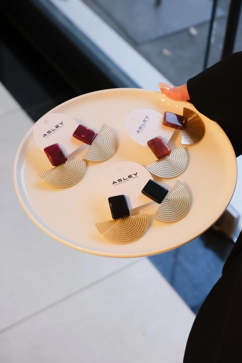 Doğal Taş Detaylı Metal Yelpaze Tasarım Küpe