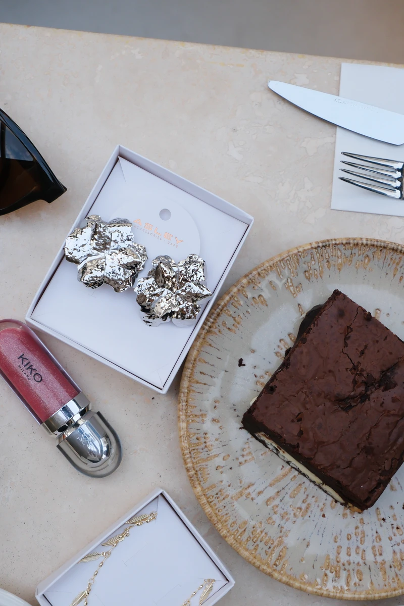 Dokulu Metal Çiçek Tasarım Sabit Büyük Küpe