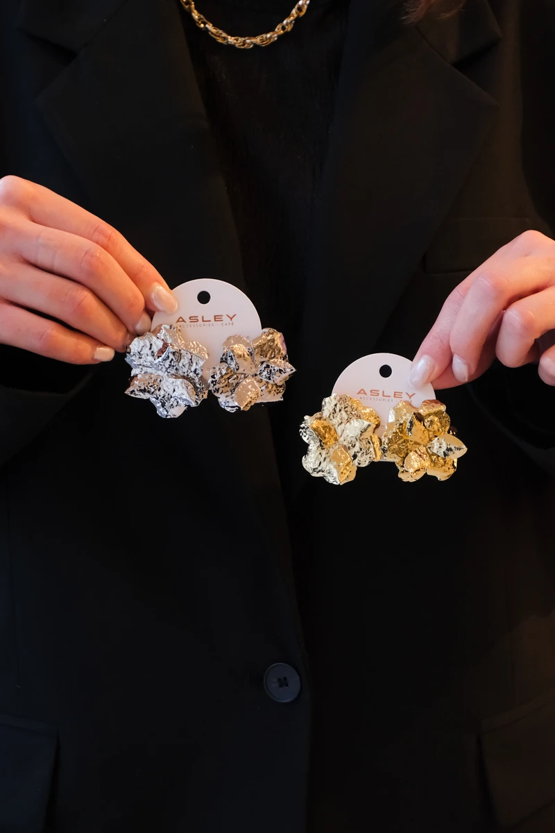 Dokulu Metal Çiçek Tasarım Sabit Büyük Küpe