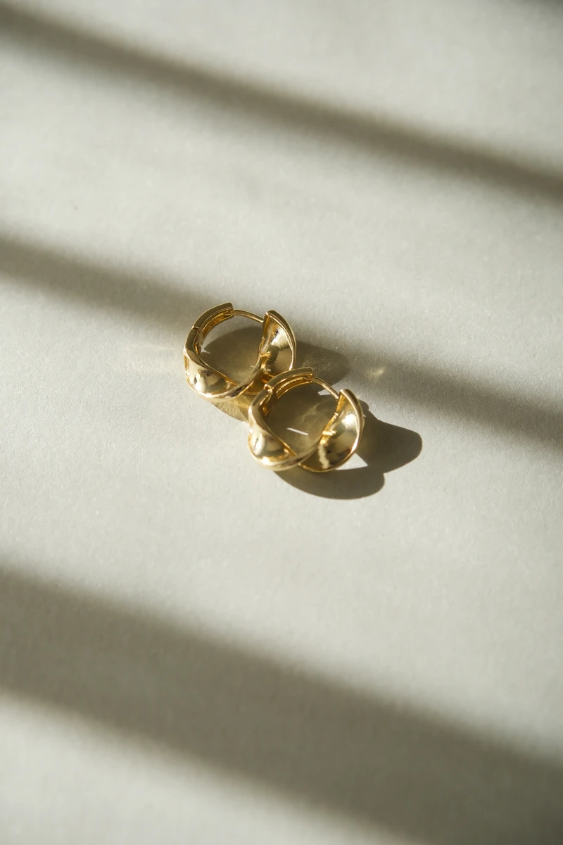 Geniş Kıvrımlı Tasarım Minimal Halka Küpe