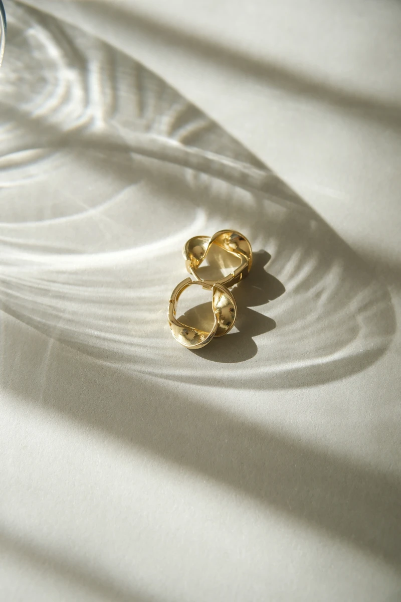 Geniş Kıvrımlı Tasarım Minimal Halka Küpe