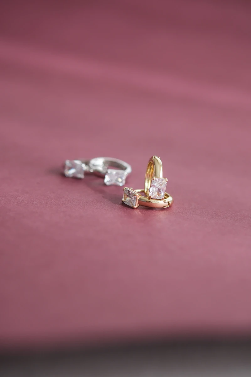 Kare Taş Detaylı Minimal Halka Küpe