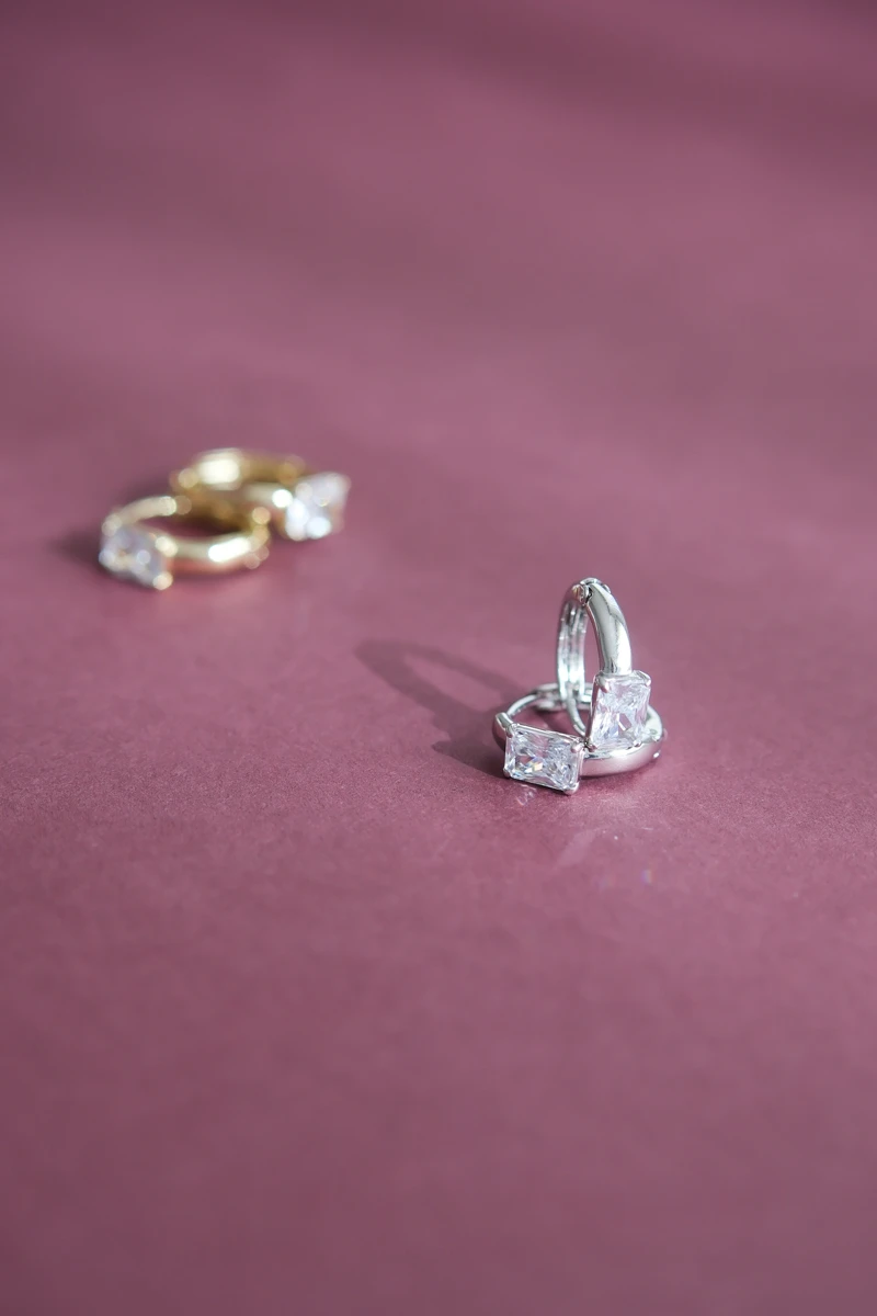 Kare Taş Detaylı Minimal Halka Küpe