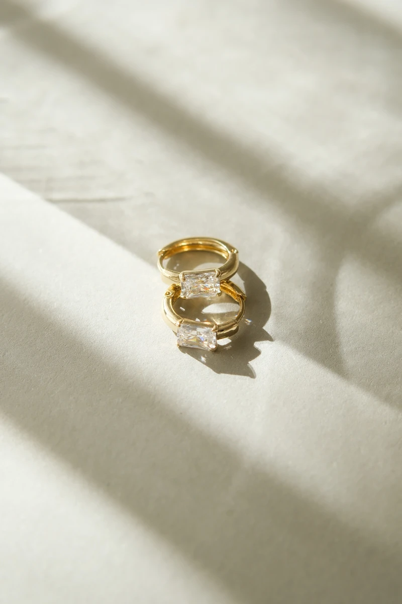 Kare Taş Detaylı Minimal Halka Küpe