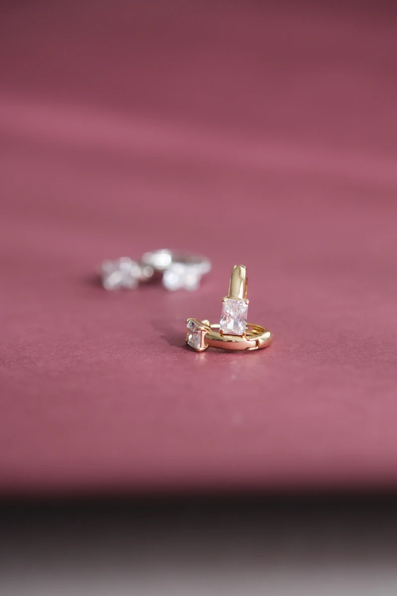 Kare Taş Detaylı Minimal Halka Küpe