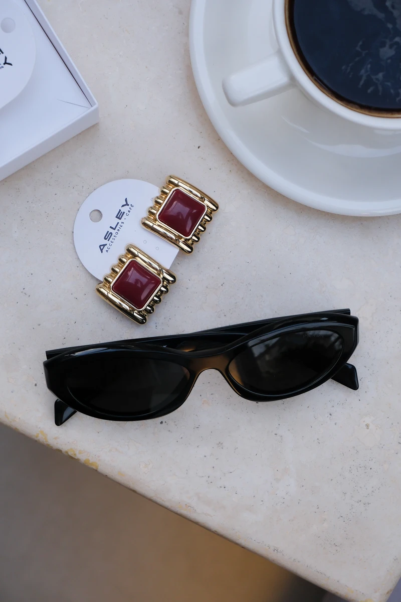 Kare Taşlı Metal Çerçeveli Sabit Küpe