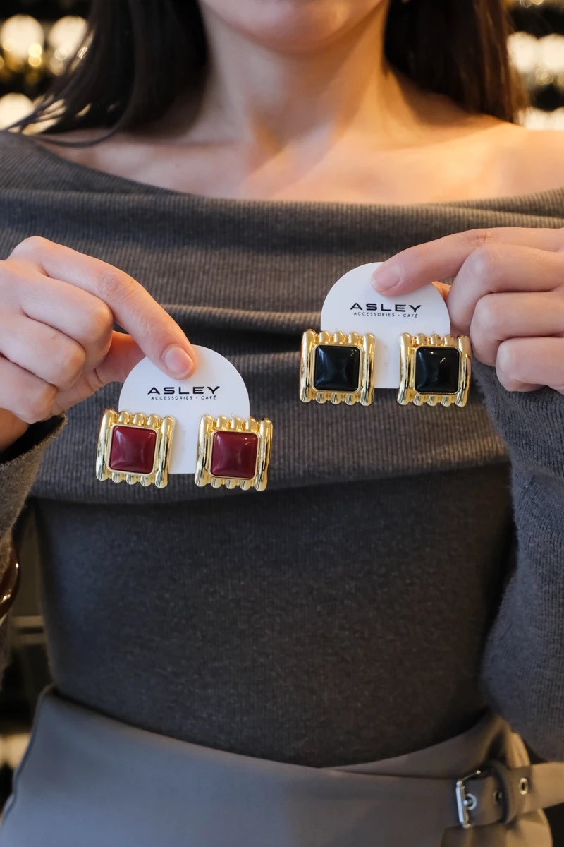 Kare Taşlı Metal Çerçeveli Sabit Küpe