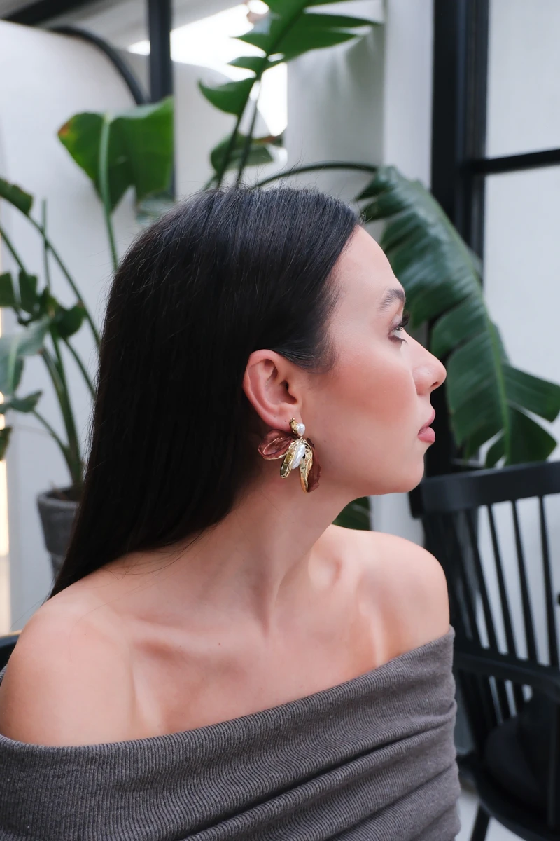 Kumaş ve İnci Detaylı Yaprak Tasarım Küpe