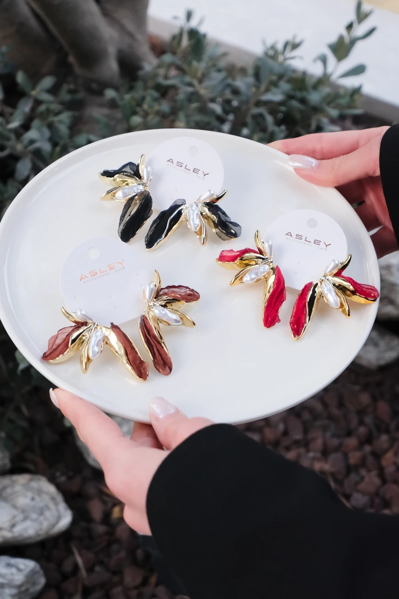 Kumaş ve İnci Detaylı Yaprak Tasarım Küpe