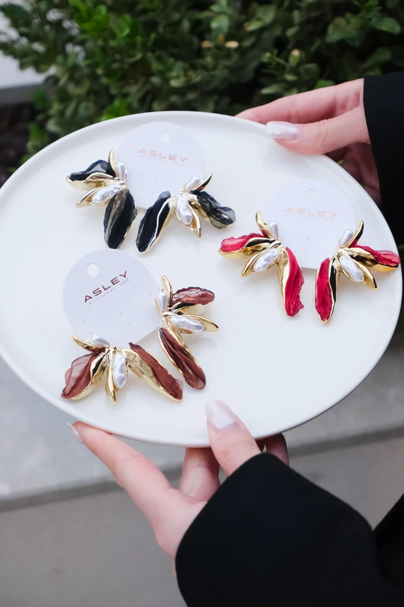 Kumaş ve İnci Detaylı Yaprak Tasarım Küpe