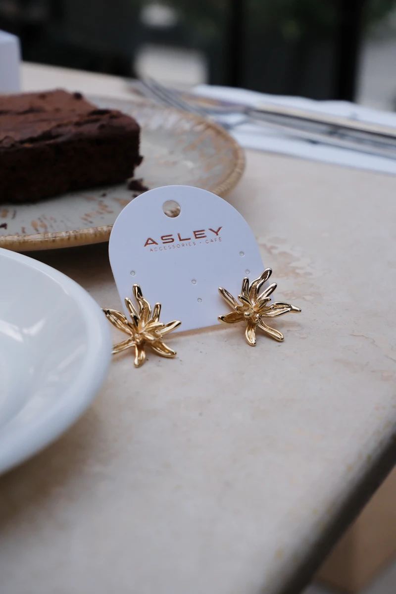 Metal Kıvrımlı Çiçek Tasarım Küpe