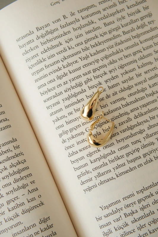 Bombeli Minimal Damla Tasarım Halka Küpe