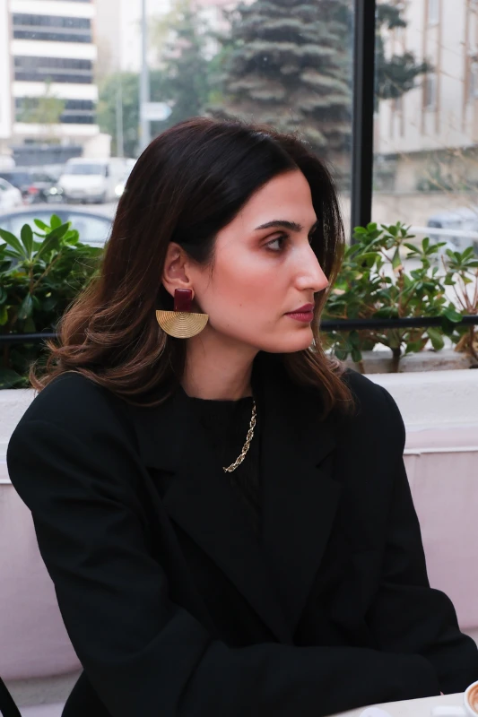 Doğal Taş Detaylı Metal Yelpaze Tasarım Küpe