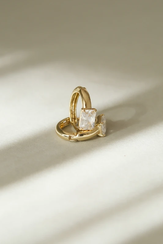 Kare Taş Detaylı Minimal Halka Küpe