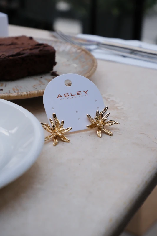 Metal Kıvrımlı Çiçek Tasarım Küpe