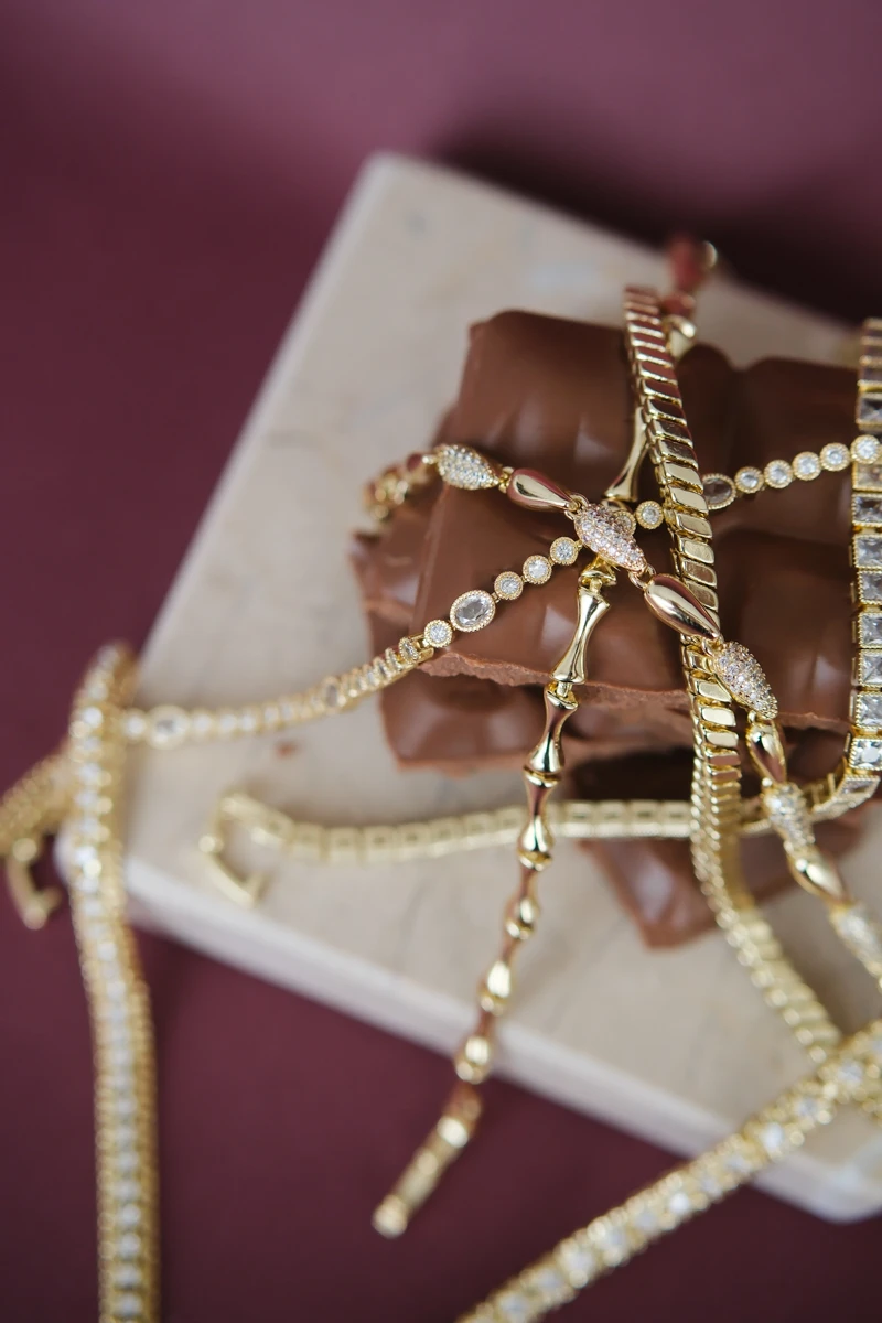 Taşlı ve Metal Damla Tasarım Gold Su Yolu Bileklik