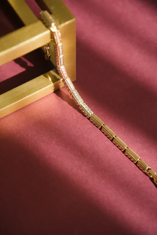 Ortası Sıra Taşlı Silindir Tasarım Gold Su Yolu Bileklik