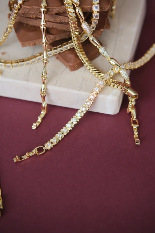 Ortası Taşlı Çiçek Tasarım Gold Su Yolu Bileklik