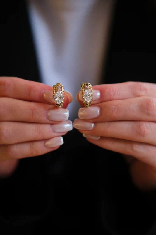 Oval Taş Detaylı Tasarım Gold Halka Küpe