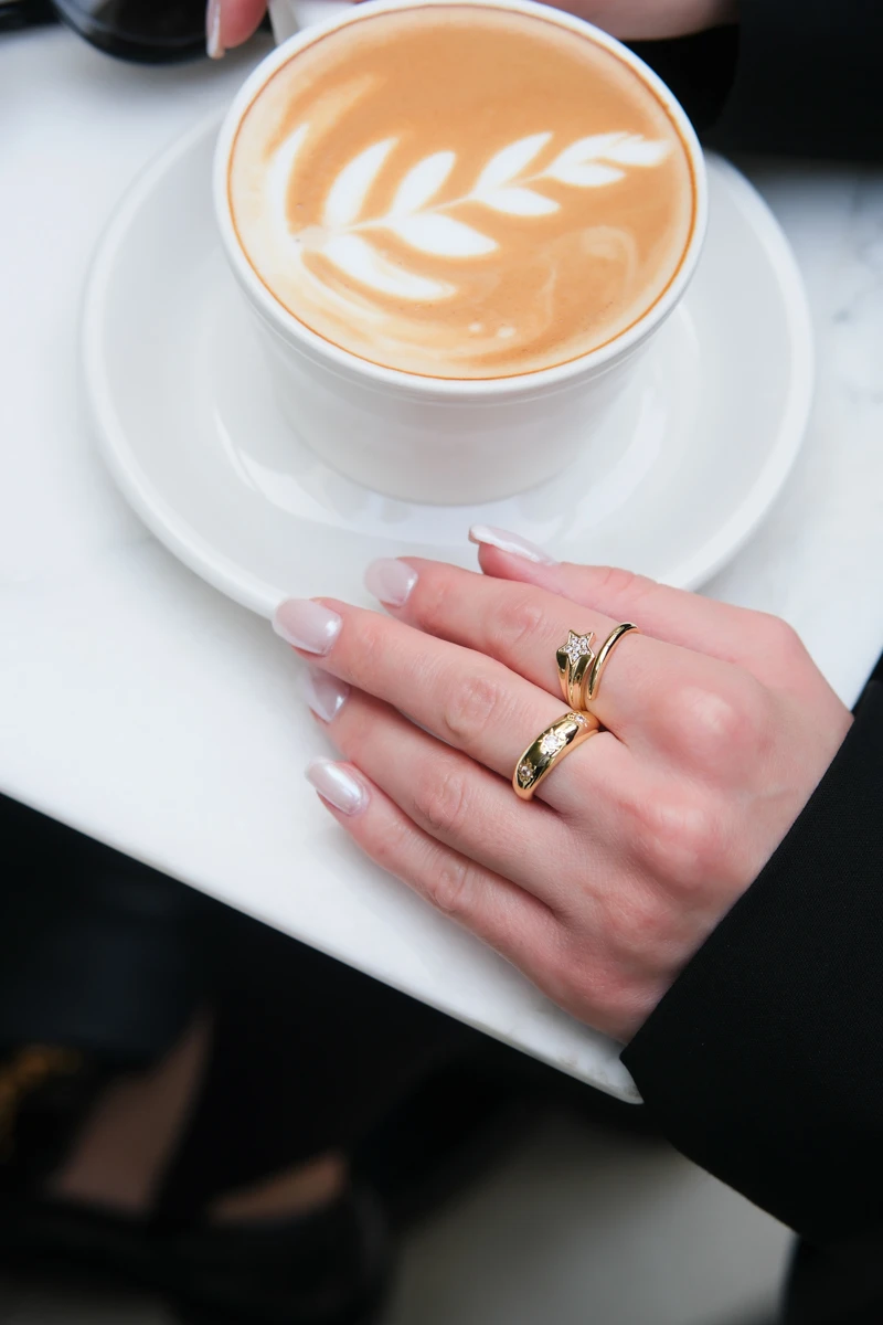 Üzeri Taşlı Güneş Detaylı Tasarım Gold Yüzük