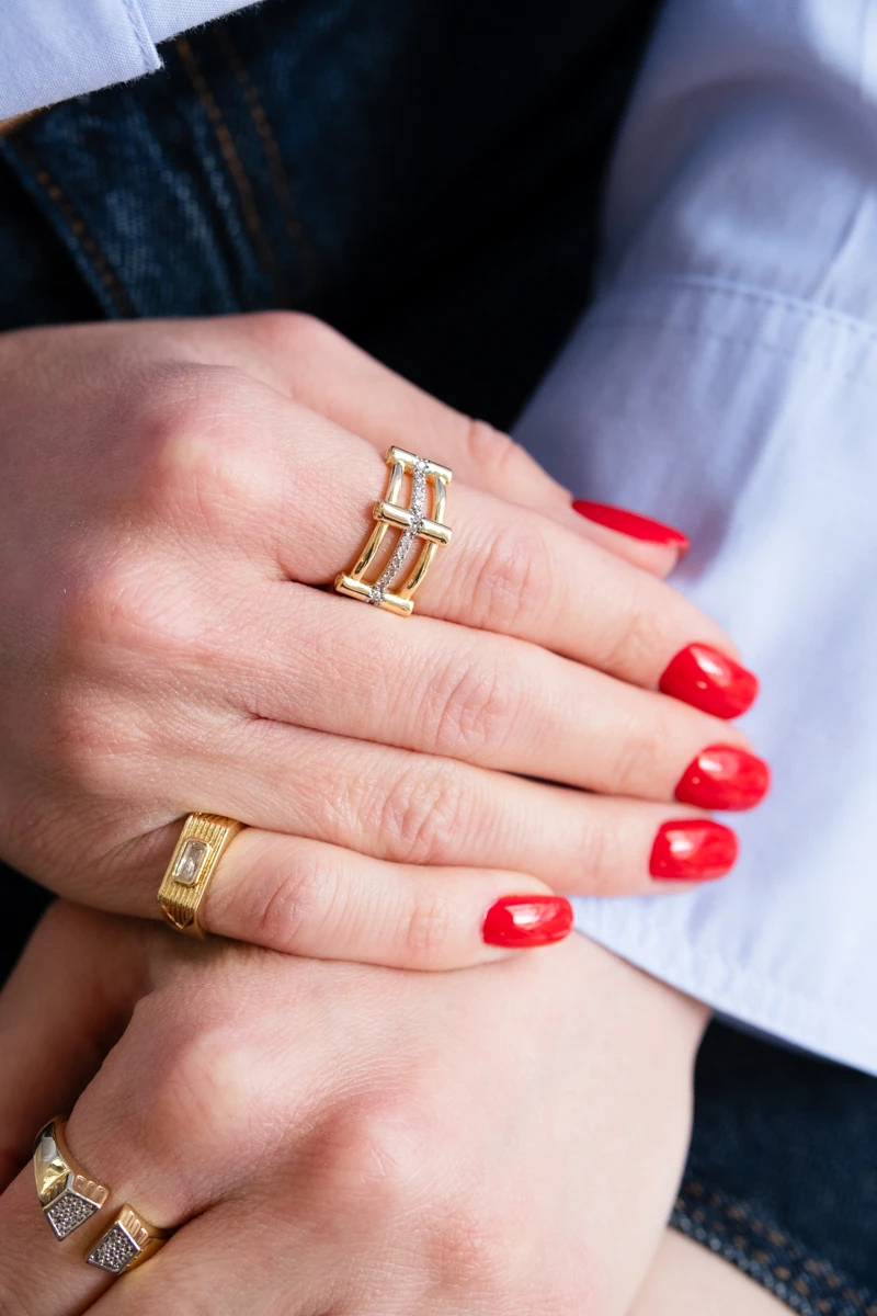 Ortası Sıra Taşlı Üçlü Görünüm Gold Yüzük