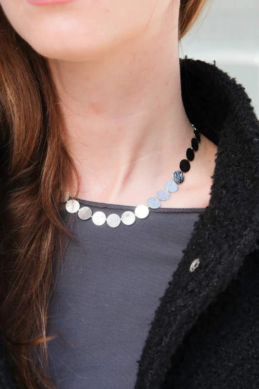 Dokulu Yuvarlak Plaka Sıralı Tasarım Kolye